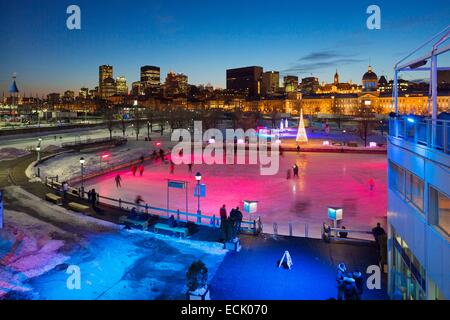 Canada, Québec, Montréal en hiver, le centre-ville de Vieux Port et sa patinoire extérieure au bas de Vieux Montréal, Marché Bonsecours et le centre-ville de Tours Banque D'Images