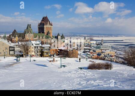 Canada, Québec, province de Québec en hiver, la haute-ville du Vieux-québec déclarée Patrimoine Mondial par l'UNESCO, les plaines d'Abraham, la Terrasse Dufferin et le fleuve Saint-Laurent Banque D'Images