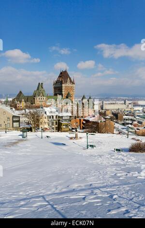 Canada, Québec, province de Québec en hiver, la haute-ville du Vieux-québec déclarée Patrimoine Mondial par l'UNESCO, les plaines d'Abraham, la Terrasse Dufferin et le fleuve Saint-Laurent Banque D'Images