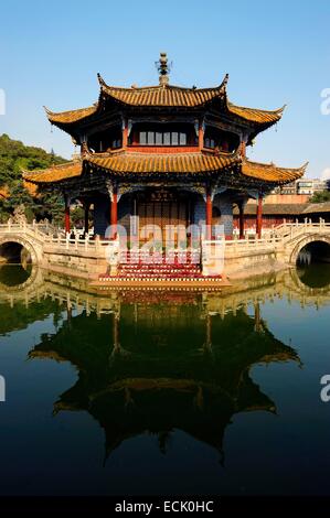 Chine, Province du Yunnan, Kunming, pavilion dans le Temple Yuantong Si, fondé en la Dynastie Tang (618-907) Banque D'Images