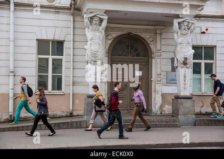 La Lituanie (pays baltes), Vilnius, de la vieille ville, les deux atlas de la palais de l'Tichkevtchs les comptes, l'entrée de l'Université technique Gediminas de Vilnius Faculté d'Architecture, rue Traku gatve Banque D'Images