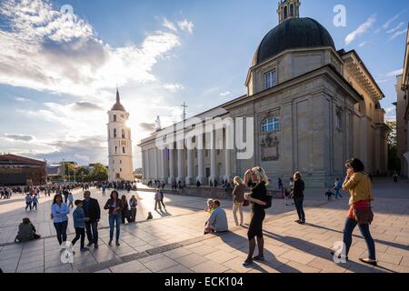 La Lituanie (pays baltes), Vilnius, centre historique classé au Patrimoine Mondial par l'UNESCO, la tour de l'horloge en face de la cathédrale de Saint Stanislas, Katedros aikste Banque D'Images