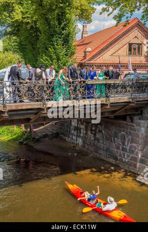 La Lituanie (pays baltes), Vilnius, district d'Uzupis, district de l'autre rive, le pont au-dessus de la rivière Vilnia, appelé la plupart du temps Vilnele est une partie inséparable de Uzupis, les mariés s'accrocher des cadenas du pont où leurs noms sont gravés Banque D'Images