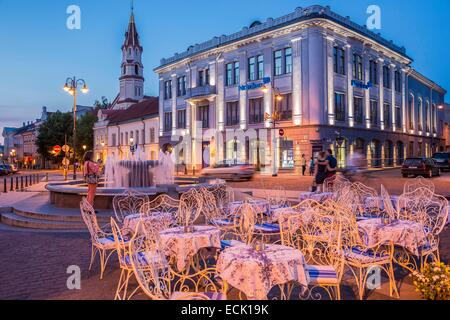 La Lituanie (pays baltes), Vilnius, centre historique classé au Patrimoine Mondial par l'UNESCO, rue Didzioji en vue de l'Église orthodoxe russe Saint-nicolas Banque D'Images