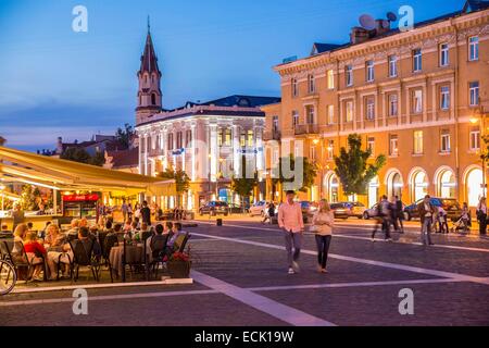 La Lituanie (pays baltes), Vilnius, centre historique classé au Patrimoine Mondial par l'UNESCO, rue Didzioji en vue de l'Église orthodoxe russe Saint-nicolas Banque D'Images