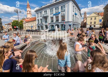 La Lituanie (pays baltes), Vilnius, centre historique classé au Patrimoine Mondial par l'UNESCO, rue Didzioji en vue de l'Église orthodoxe russe, la cathédrale de Saint Nicolas, Katedros aikste Banque D'Images