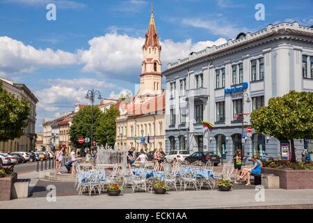 La Lituanie (pays baltes), Vilnius, centre historique classé au Patrimoine Mondial par l'UNESCO, rue Didzioji en vue de l'Église orthodoxe russe Saint-nicolas Banque D'Images