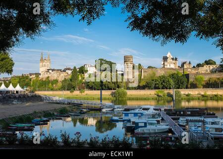 France, Maine et Loire, Angers, le port fluvial et le château des ducs d'Anjou, Saint Maurice cathédrale en arrière-plan Banque D'Images