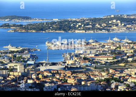 La France, Var, Toulon, port, port militaire, la presqu'île de Saint Mandrier permet d'arrière-plan Banque D'Images