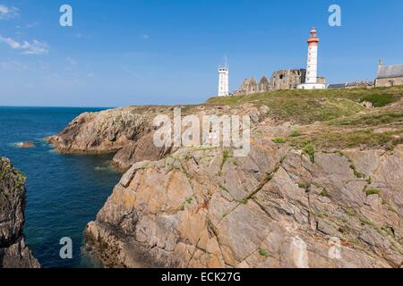 La France, Finistère, Plougonvelin, sur le chemin vers Compostelle, la Pointe Saint Mathieu, Saint Mathieu phare, Saint Mathieu de Fine-Terre Abbey et le sémaphore Banque D'Images