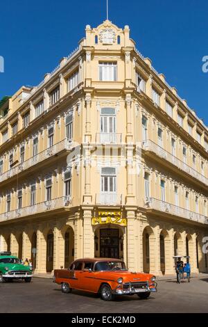 Cuba, La Habana, La Habana Vieja ville inscrite au Patrimoine Mondial de l'UNESCO, voitures américaines et façade de l'Hôtel Plaza de l'ancienne maison de la famille de marques de Pinar del Rio construit en 1909 Banque D'Images