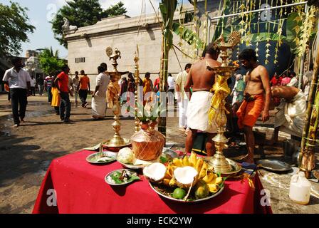 Sri Lanka, Colombo, les gens en faisant des offrandes en face de Temple pendant le festival des récoltes de Thaï Pongal dans un temple à Colombo. Le festival de Tamoul Thaï Pongal est un festival de l'action de célébrer une bonne récolte Banque D'Images