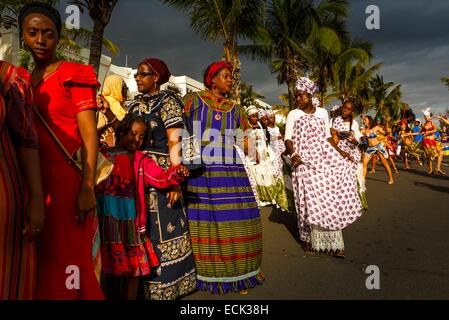 La France, l'île de la Réunion (département français d'outre-mer), l'Etang Sale les Bains, défilé de groupes folkloriques traditionnelles composées d'ascendance africaine dans l'océan Indien dans une rue, les groupes de femmes Banque D'Images