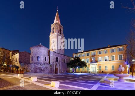 La France, Var, Frejus, Place Camille Formige, cathédrale Saint Léonce et mairie Banque D'Images