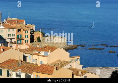 La France, Var, Saint Tropez, la plage de la Ponche, ancien port de pêche avec la Vieille Tour (Tour Vieille) Banque D'Images