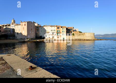 La France, Var, Saint Tropez, la plage de la Ponche, ancien port de pêche, en arrière-plan à droite, la vieille tour (Tour Vieille) Banque D'Images