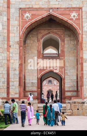 L'Inde, New Delhi, Nizamuddin East, Tombe de Humayun et 150 membres de la famille royale, nécropole de la dynastie moghole, datant du 16ème siècle classée au Patrimoine Mondial de l'UNESCO, porche d'entrée Banque D'Images