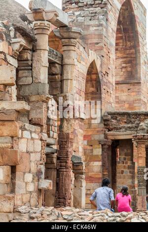 L'Inde, New Delhi, Qutb Minar complex inscrite au Patrimoine Mondial de l'UNESCO par l'UNESCO, de la Madrasa début 13ème siècle Banque D'Images