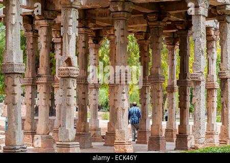 L'Inde, New Delhi, Qutb Minar complex inscrite au Patrimoine Mondial de l'UNESCO par l'UNESCO, les colonnes du 13e siècle Banque D'Images