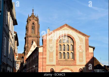 La France, Bas Rhin, Sélestat, France, Bas Rhin, Sélestat, bibliothèque humaniste et église St Georges Banque D'Images