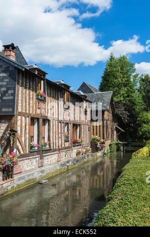 La France, l'Eure, Cormeilles, vieux-lin le long de la Calonne river Banque D'Images