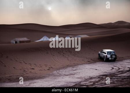 Le Maroc, Grand Sud, les dunes de Chigaga, 4x4 Banque D'Images