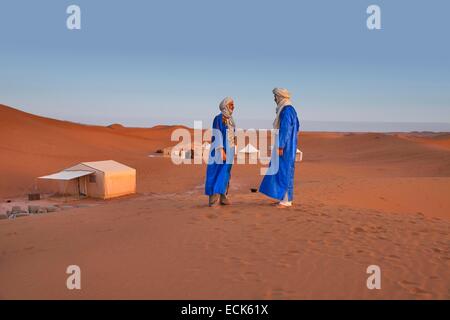 Le Maroc, Grand Sud, les dunes de Chigaga, touareg Banque D'Images