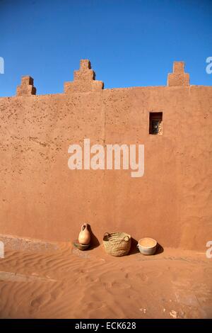 Le Maroc, Grand Sud, les dunes de Chigaga, Parasol Auberge Iriki Hotel Banque D'Images