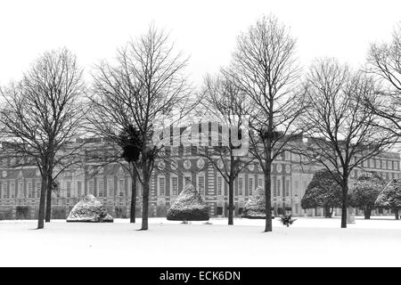 Vue en noir et blanc de Hampton Court Palace et jardins dans la neige de l'hiver Banque D'Images