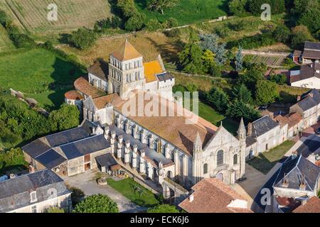 En France, deux Sevres, Saint Jouin de marnes, l'abbaye (vue aérienne) Banque D'Images