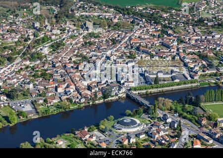 France, Vienne, Chauvigny, le village sur la rivière Vienne (vue aérienne) Banque D'Images