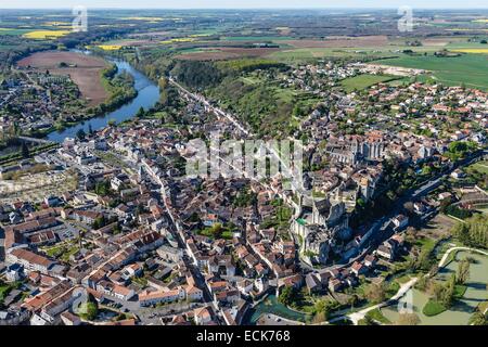 France, Vienne, Chauvigny, le village sur la rivière Vienne (vue aérienne) Banque D'Images