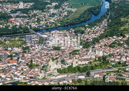 France, Vienne, Chauvigny, le village sur la rivière Vienne (vue aérienne) Banque D'Images