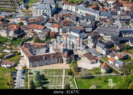 France, Vienne, Lencloitre, l'église et le village (vue aérienne) Banque D'Images