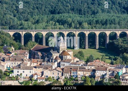 France, Vienne, Lusignan, le village et le viaduc (vue aérienne) Banque D'Images