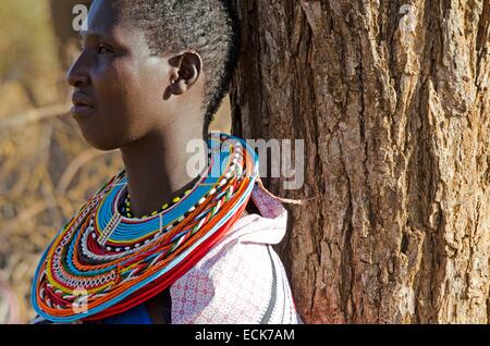 Kenya, Laikipia, Il Ngwesi, portrait d'un homme en costume traditionnel et collier de perles Banque D'Images