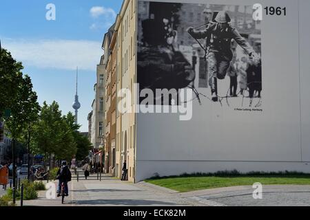 Allemagne, Berlin, Bernauer Strasse, à l'angle de la Brunnenstrasse, Mémorial du Mur de Berlin (Berliner Mauer) GedenkstΣtte et la tour de télévision à l'arrière-plan Banque D'Images