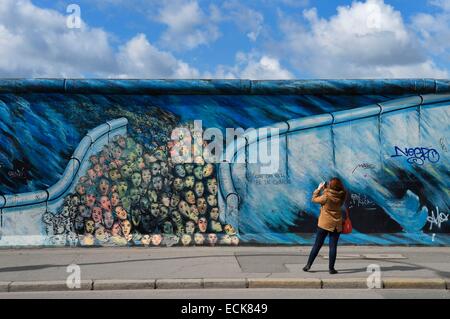 Allemagne, Berlin, Friedrichshain-Kreuzberg, East Side Gallery, le mur, appelé travail Es geschah im Novembre (c'est arrivé en novembre) par Kani Alavi Banque D'Images