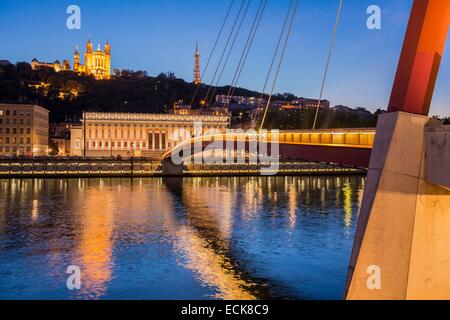 France, Rhône, Lyon, site historique classé au Patrimoine Mondial par l'UNESCO, de la passerelle du Palais de Justice sur la Saone reliant l'arrondissement de Lyon avec le quartier de Vieux Lyon, vue de Notre dame de Fourvière Banque D'Images