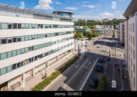 France, Rhône, Lyon, district de Vaise, Quai de la Gare d'eau, pont Shuman avec vue sur le quartier de la Croix Rousse Banque D'Images