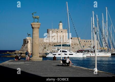 Grèce, Îles du Dodécanèse, Rhodes, Rhodes, inscrite au Patrimoine Mondial de l'UNESCO, le fort Saint Nicolas protégeant l'entrée du port de Mandraki Banque D'Images