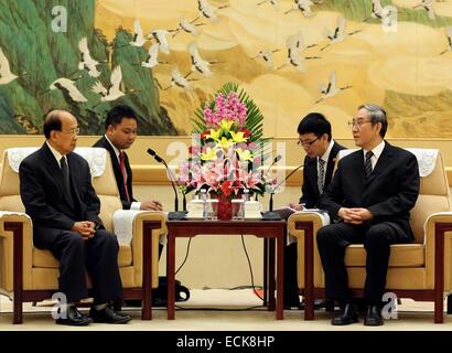 (141216) -- BEIJING, 16 décembre 2014 (Xinhua) -- Ma Biao (R), vice-président du Comité National de la Conférence consultative politique du peuple chinois (CCPPC) et vice-président de l'Association du peuple chinois pour la paix et le désarmement, rencontre avec une délégation du Laos conduite par le président de la République Comité pour la paix et la solidarité Khamphan Simmalavong à Beijing, capitale de la Chine, capitale de la Chine, 16 décembre 2014. (Xinhua/Ding Lin) (LMM) Banque D'Images