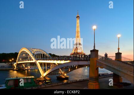 France, Paris, région classée au Patrimoine Mondial de l'UNESCO, passerelle Debilly et la Tour Eiffel illuminée (⌐ SETE-illuminations Pierre Bideau Banque D'Images