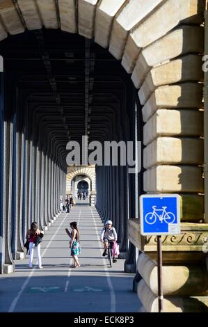 France, Paris, Pont Bir-Hakeim, bikeqay sous la ligne 6 du métro aérien Banque D'Images