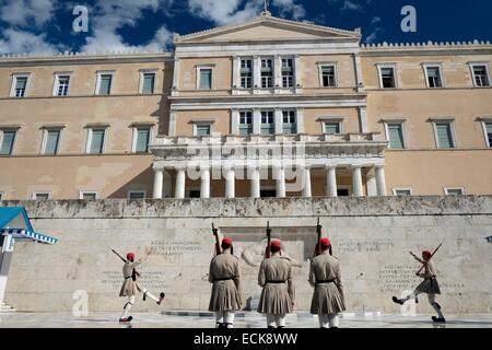 La Grèce, de l'Attique, Athènes, la Place Syntagma, la relève de la garde par les Evzones garde présidentielle sur la Tombe du Soldat inconnu devant le parlement est fait chaque heure Banque D'Images