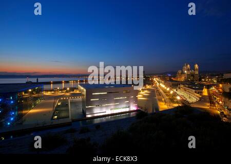 France, Bouches du Rhône, Marseille, zone euro-méditerranéenne, J4 Esplanade, La Villa Méditerranée, l'architecte Stefano Boeri et le Boulevard du littoral, la cathédrale, le grand monument historique dans l'arrière-plan Banque D'Images