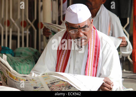 Warkari ou pèlerin reading newspaper Banque D'Images
