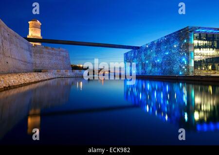 France, Bouches du Rhône, Marseille, zone euro-méditerranéenne, la tour de Fort Saint Jean, 17e siècle, classé Monument Historique, et MuCEM Musée des civilisations de l'Europe et la Méditerranée, R. Ricciotti et R. Carta architectes, éclairage Yann Kersale Banque D'Images