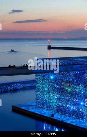 France, Bouches du Rhône, Marseille, zone euro-méditerranéenne, MuCEM Musée des civilisations de l'Europe et de la Méditerranée R. Ricciotti et R. Carta architectes, éclairage Yann Kersale Banque D'Images