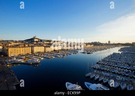 France, Bouches du Rhône, Marseille, Vieux Port, Notre Dame de la garde à l'arrière-plan Banque D'Images